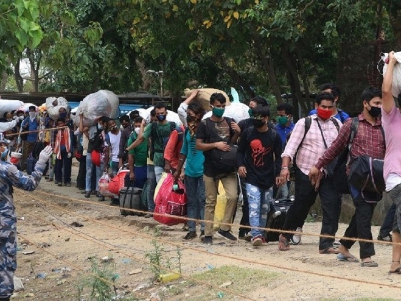कोभिड खोप र रोजगारीको आश्वासनपछि भारत फर्कन थाले नेपाली कामदार, सीमामा घुइँचो
